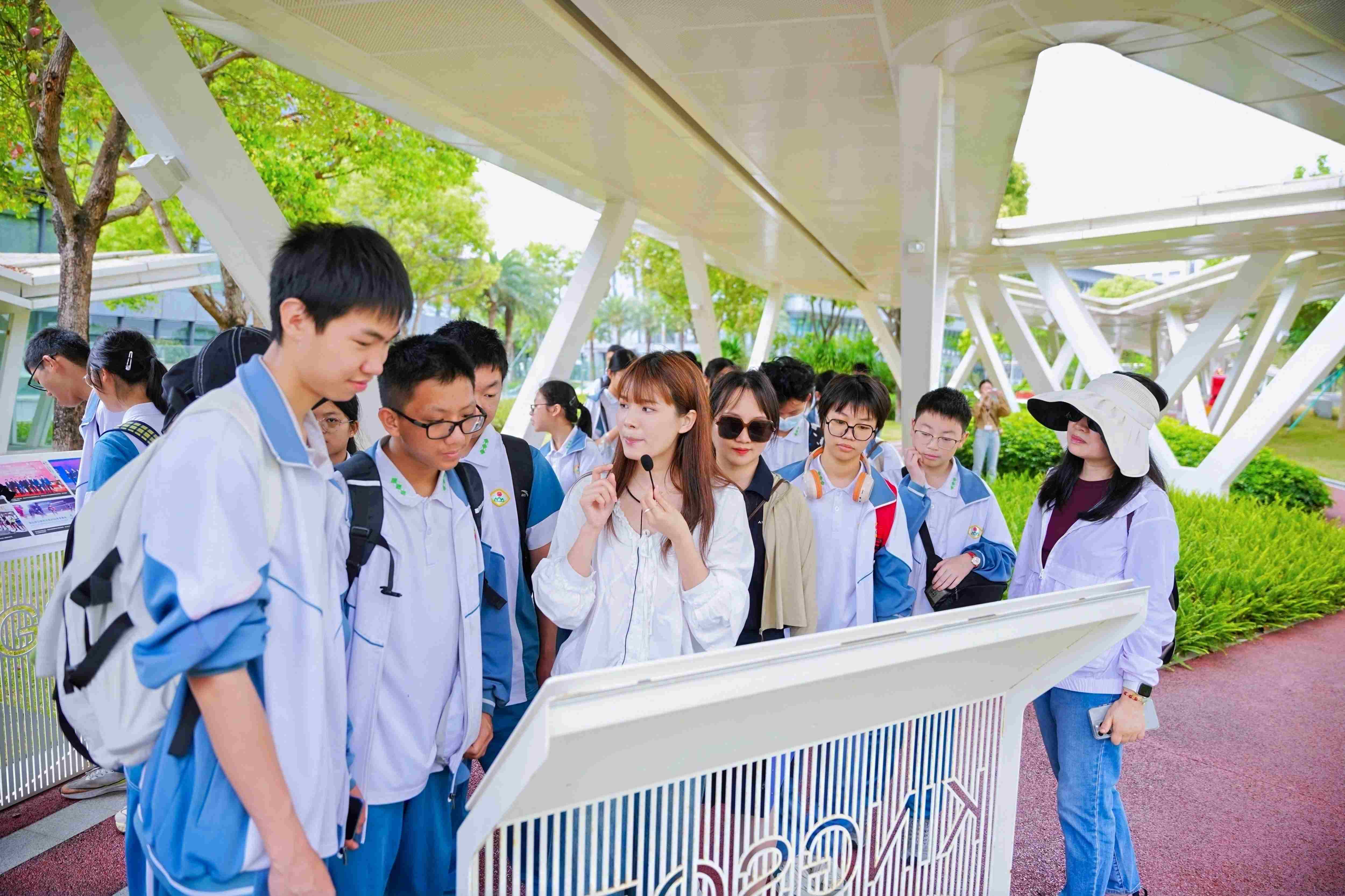 讲解员带领学生在园区风雨连廊导览